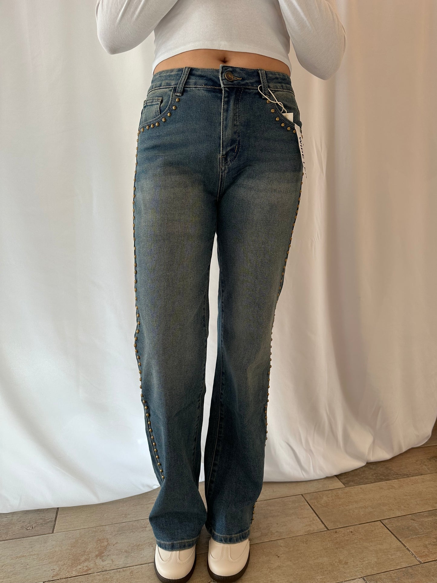 Jean bleu coupe droite femme avec clous – vue de face – La Maison de Manon Lisieux