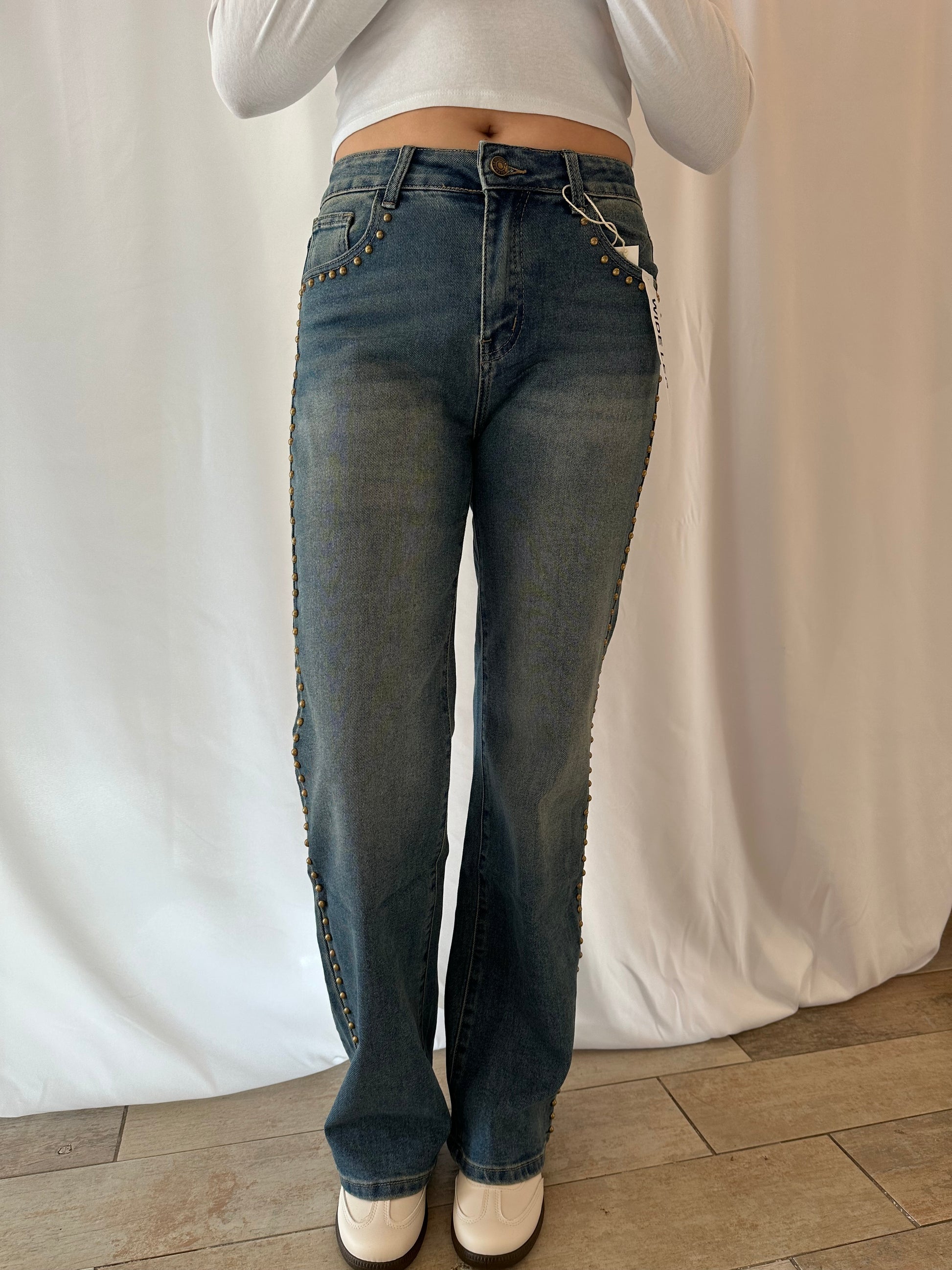 Jean bleu coupe droite femme avec clous – vue de face – La Maison de Manon Lisieux