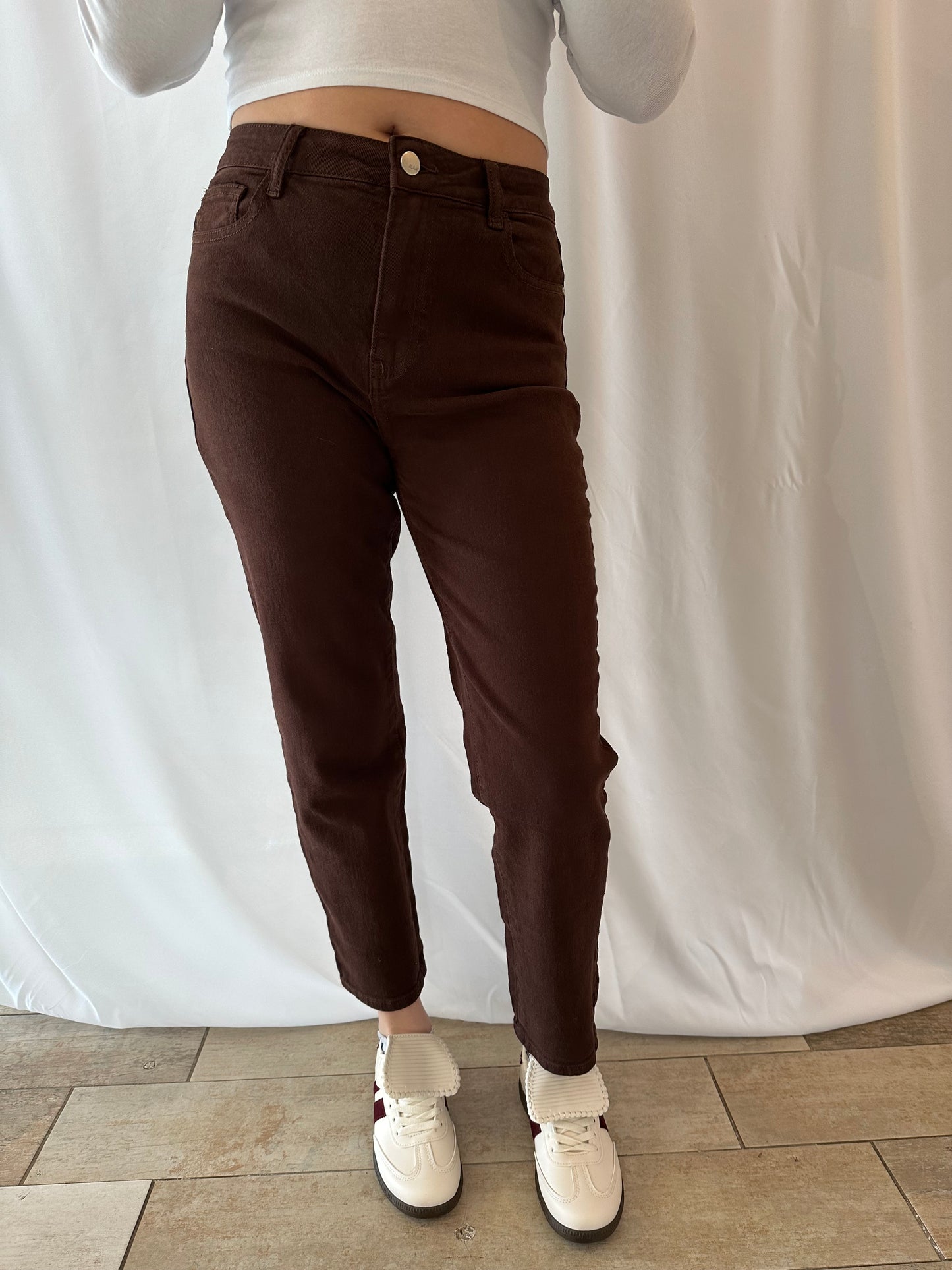 Jean chocolat coupe droite femme – vue de face – La Maison de Manon Lisieux