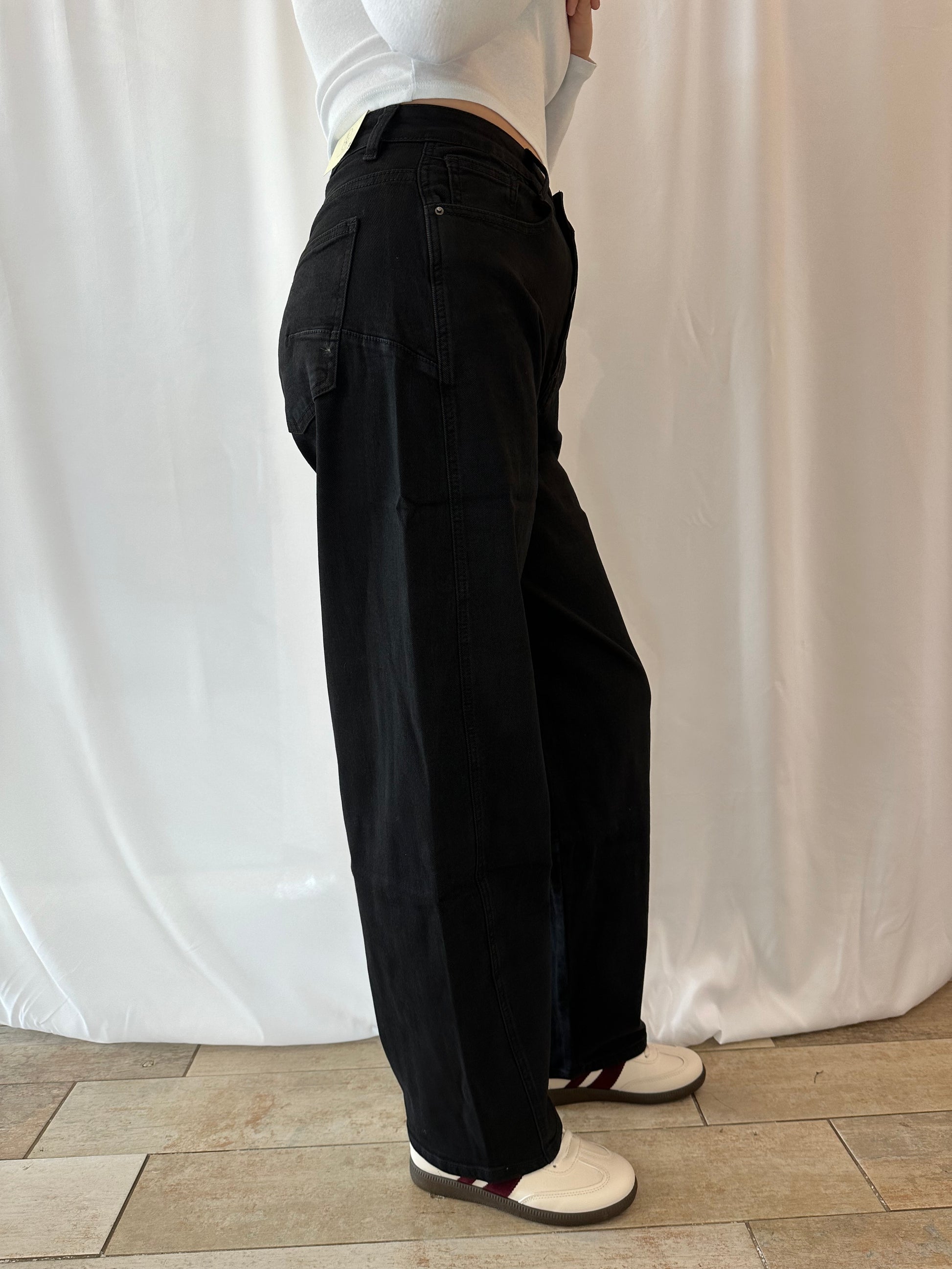 Jean noir coupe ballon femme – vue de côté – La Maison de Manon Lisieux