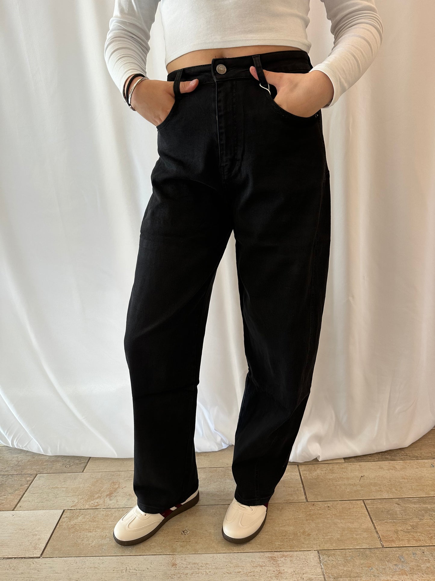 Jean noir coupe ballon femme – vue de face – La Maison de Manon Lisieux