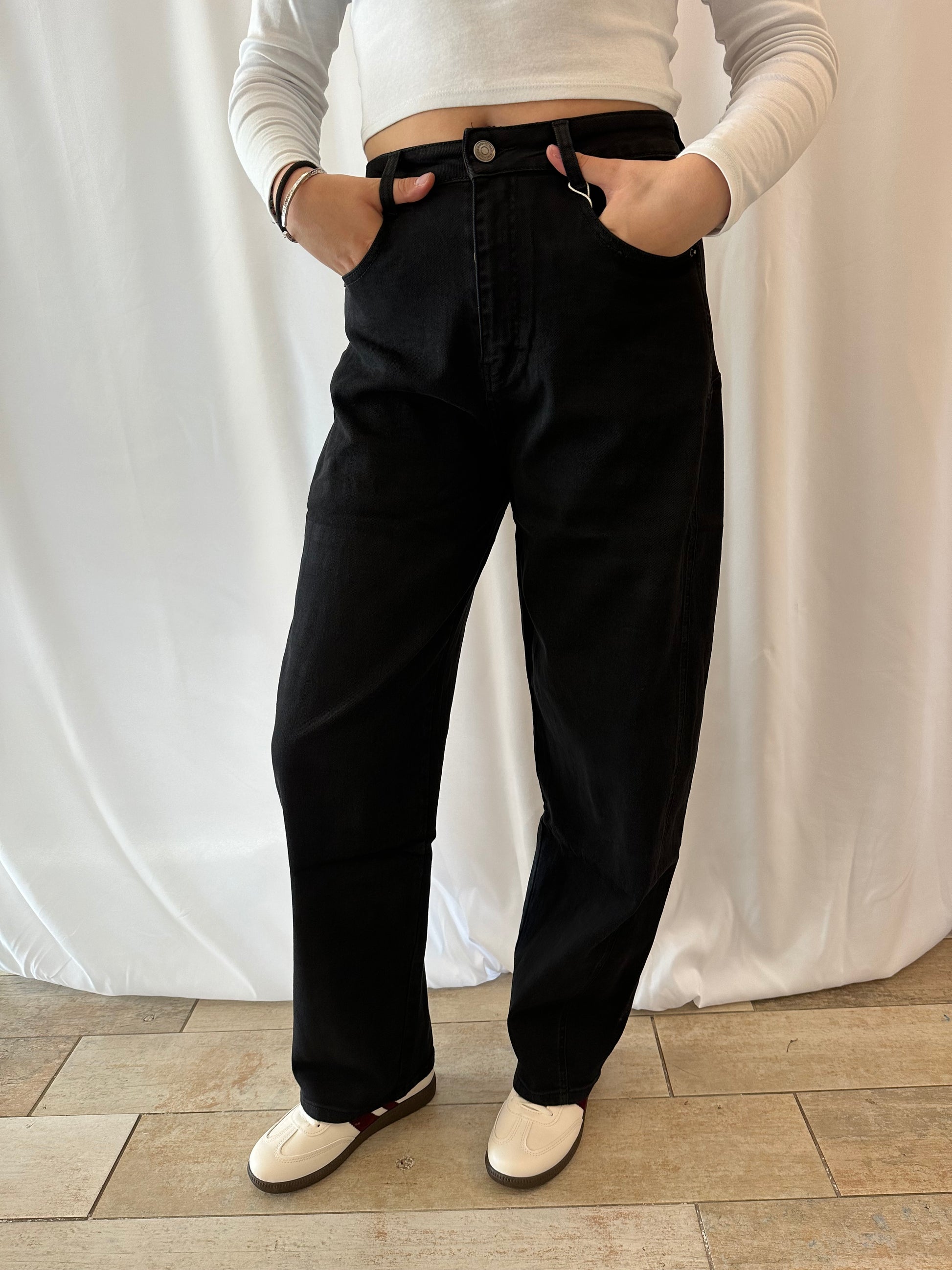 Jean noir coupe ballon femme – vue de face – La Maison de Manon Lisieux