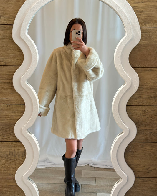 Manteau long en fausse fourrure écru – La Maison de Manon