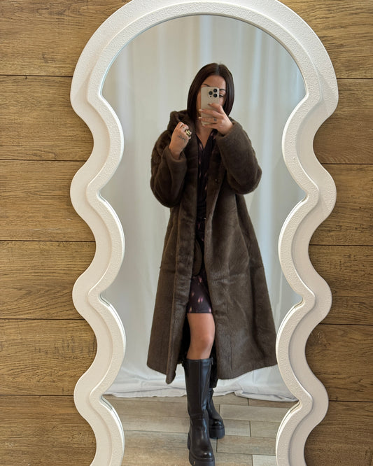 Manteau long en fausse fourrure marron avec capuche – La Maison de Manon