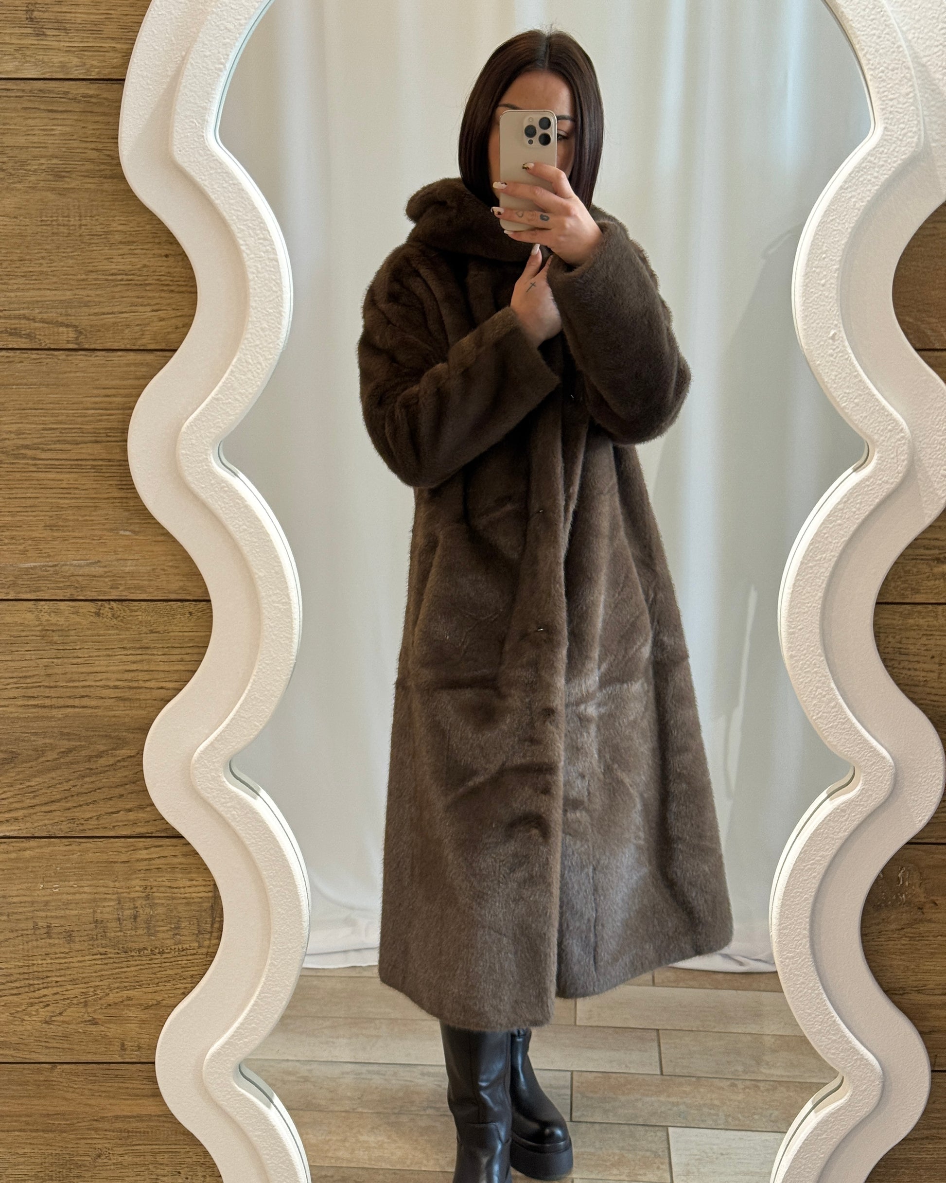 Manteau long en fausse fourrure marron avec capuche – La Maison de Manon