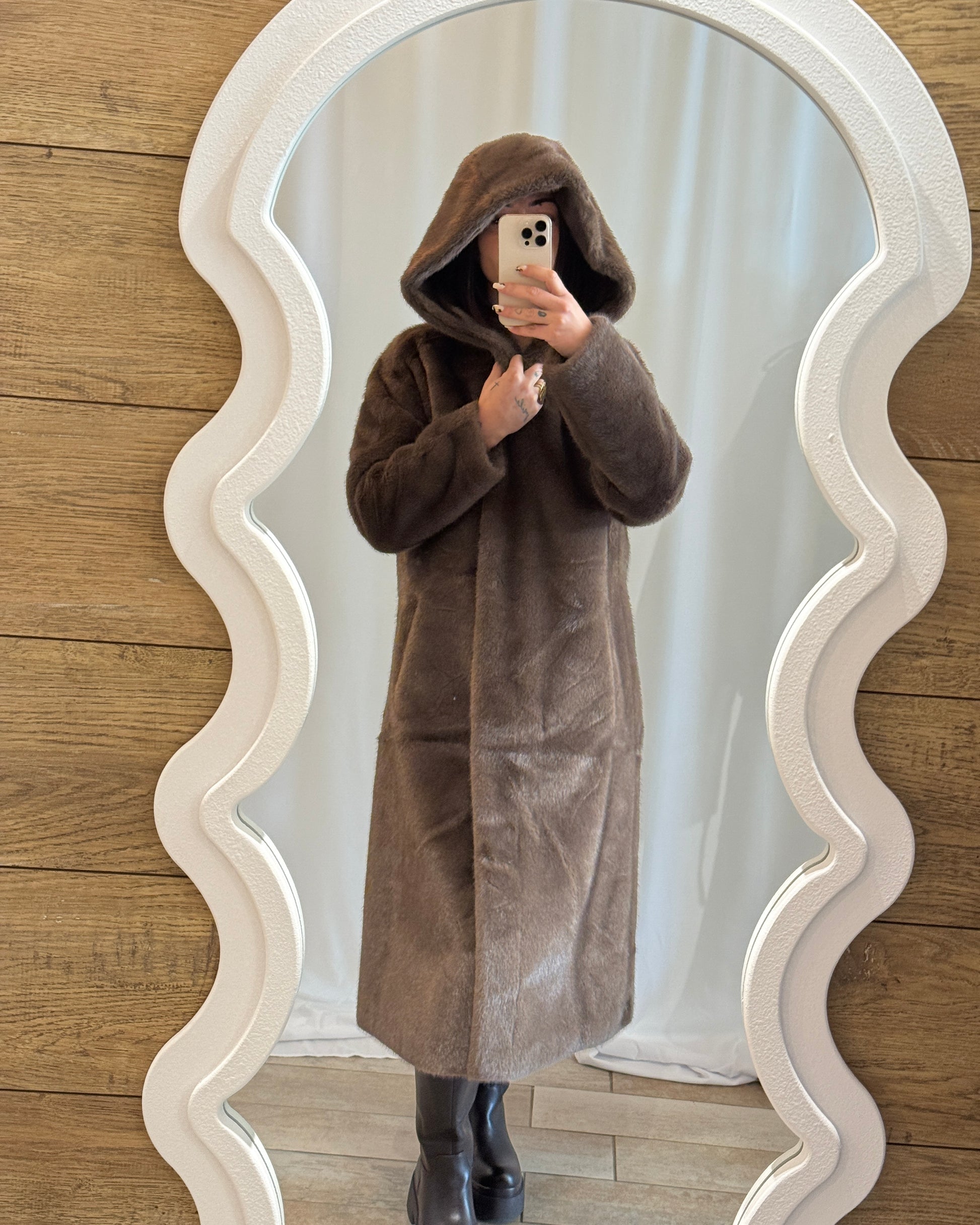 Manteau long en fausse fourrure marron avec capuche – La Maison de Manon