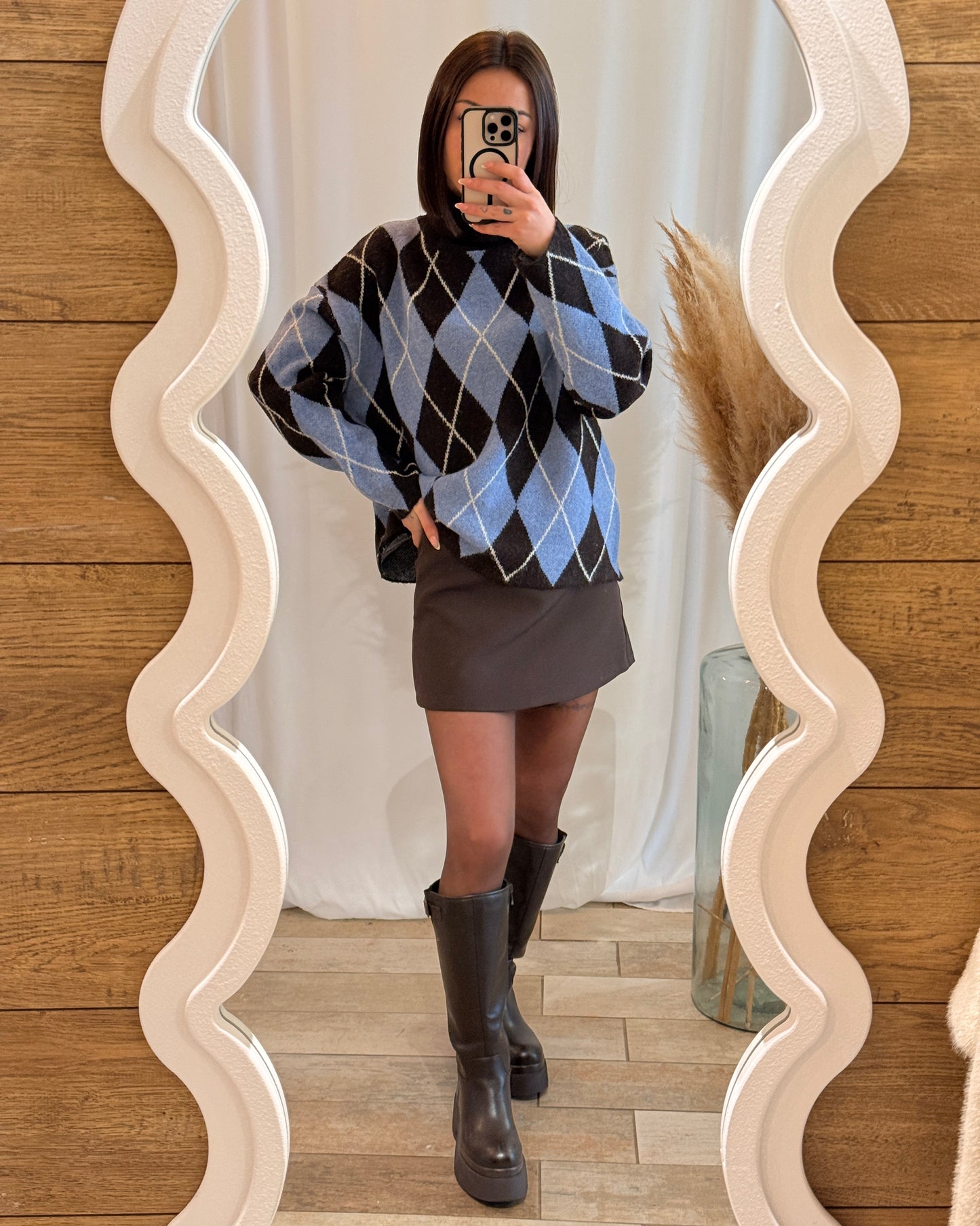 Pull bleu motif losanges style chic décontracté – La Maison de Manon