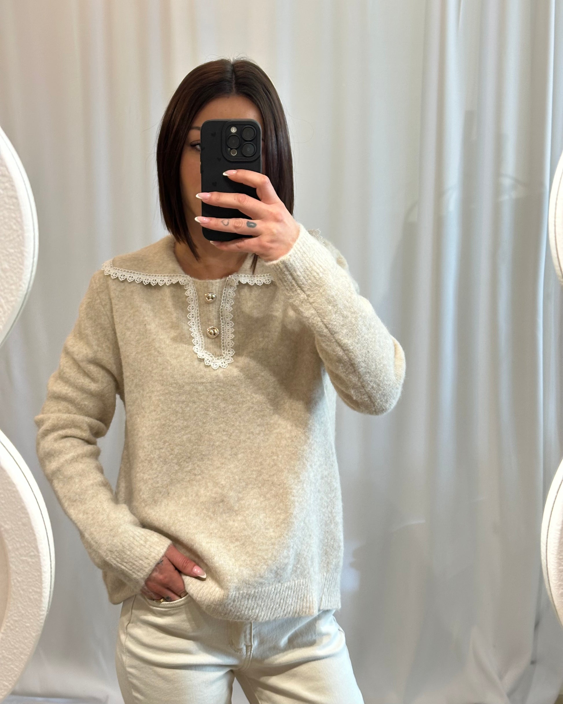 Pull écru femme avec col dentelle et boutons élégants – La Maison de Manon