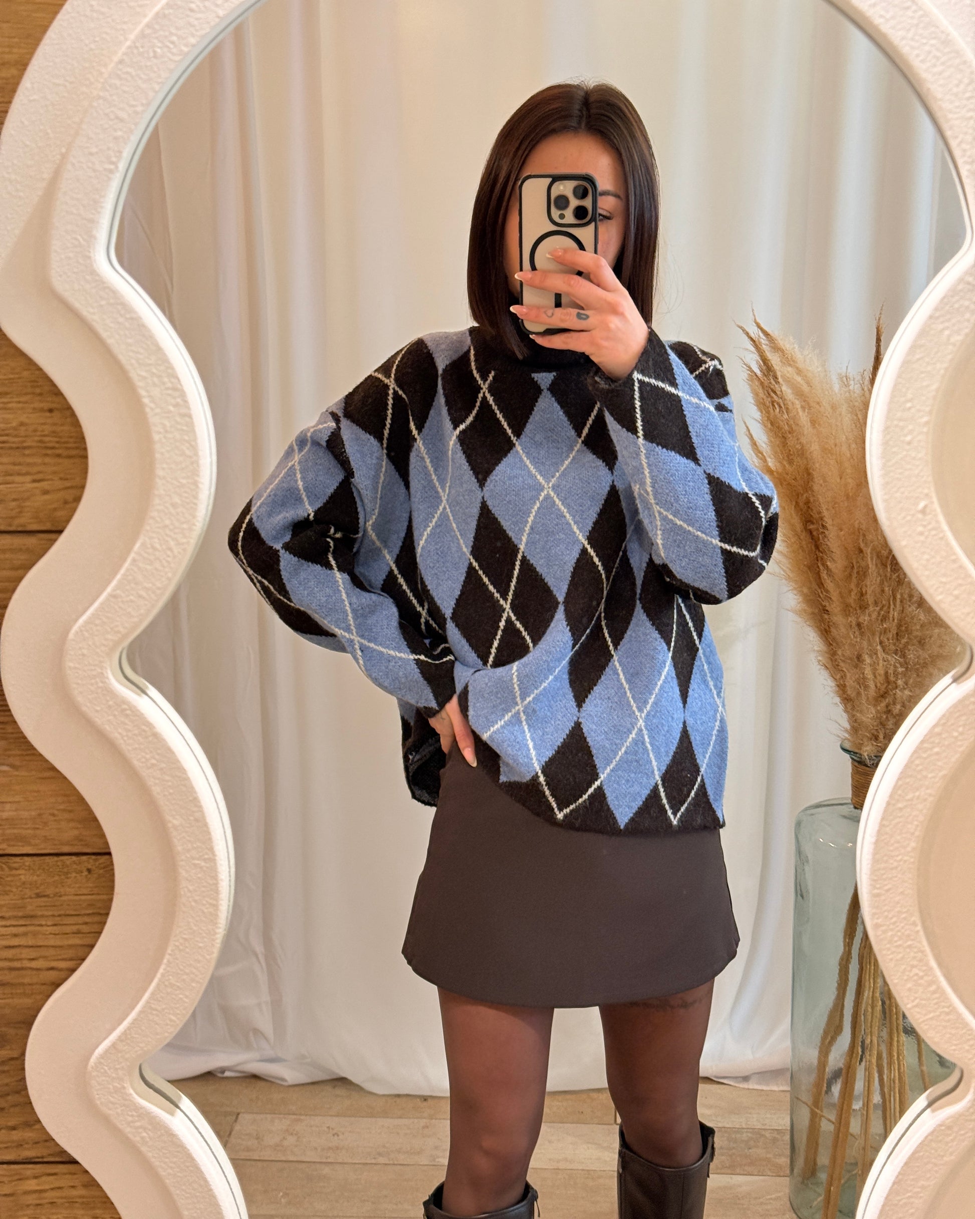 Pull jacquard bleu noir oversize porté avec jupe marron – La Maison de Manon