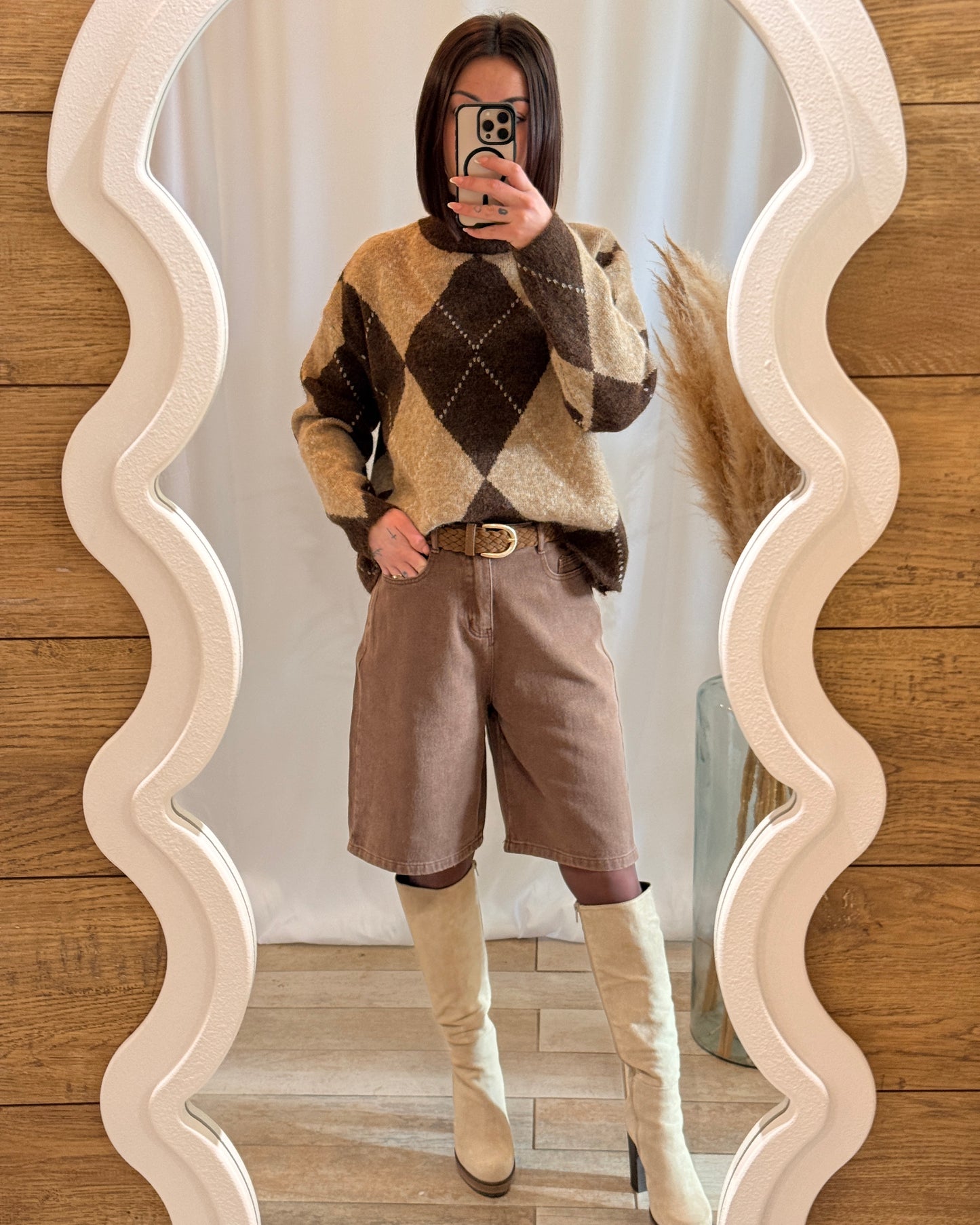 Pull jacquard chocolat et beige, motifs losanges, coupe oversize – La Maison de Manon