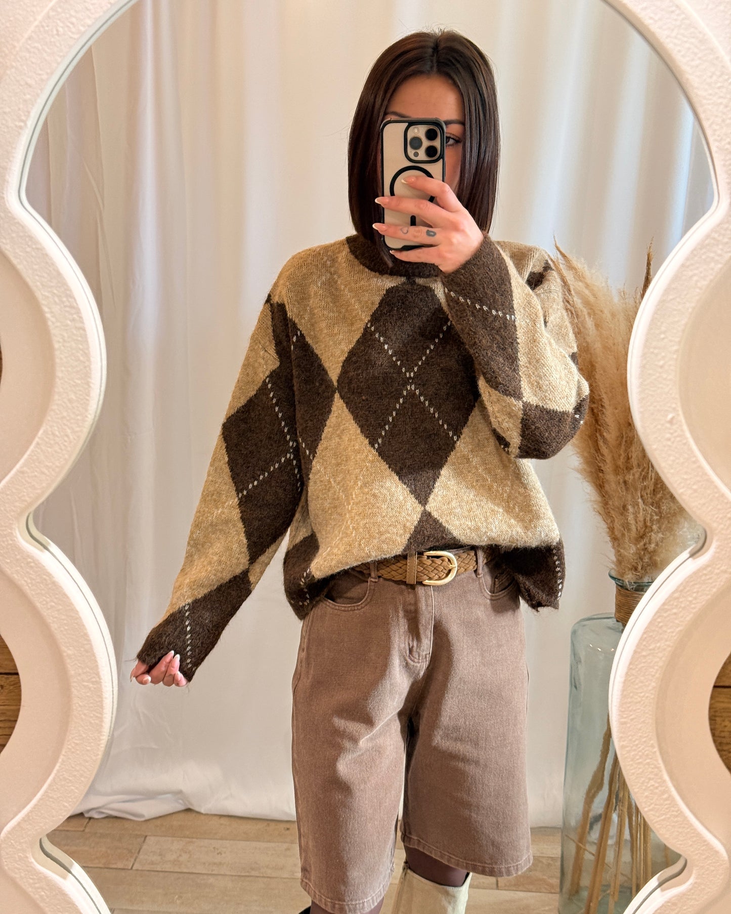 Pull jacquard chocolat imprimé losanges porté avec short marron – La Maison de Manon