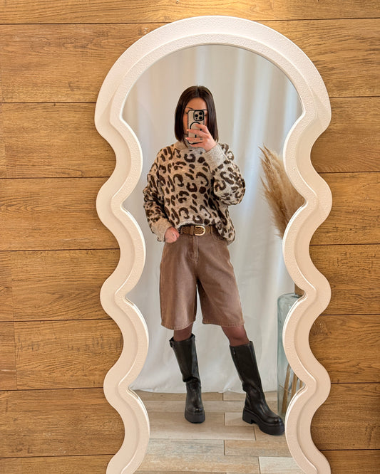 Pull motif léopard beige marron porté avec bermuda, style tendance – La Maison de Manon