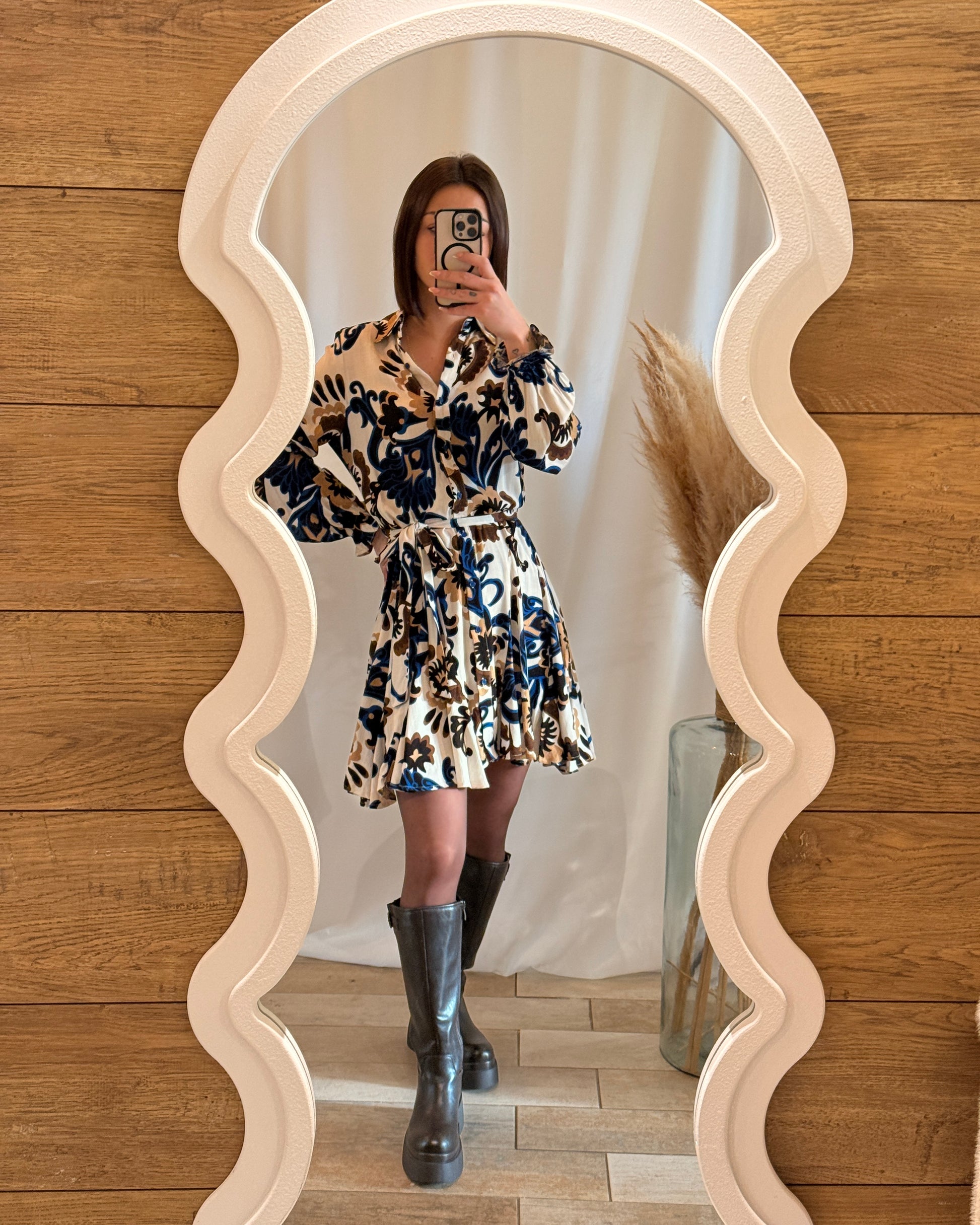 Robe chemise courte imprimée bleu camel, manches longues et taille ceinturée – La Maison de Manon