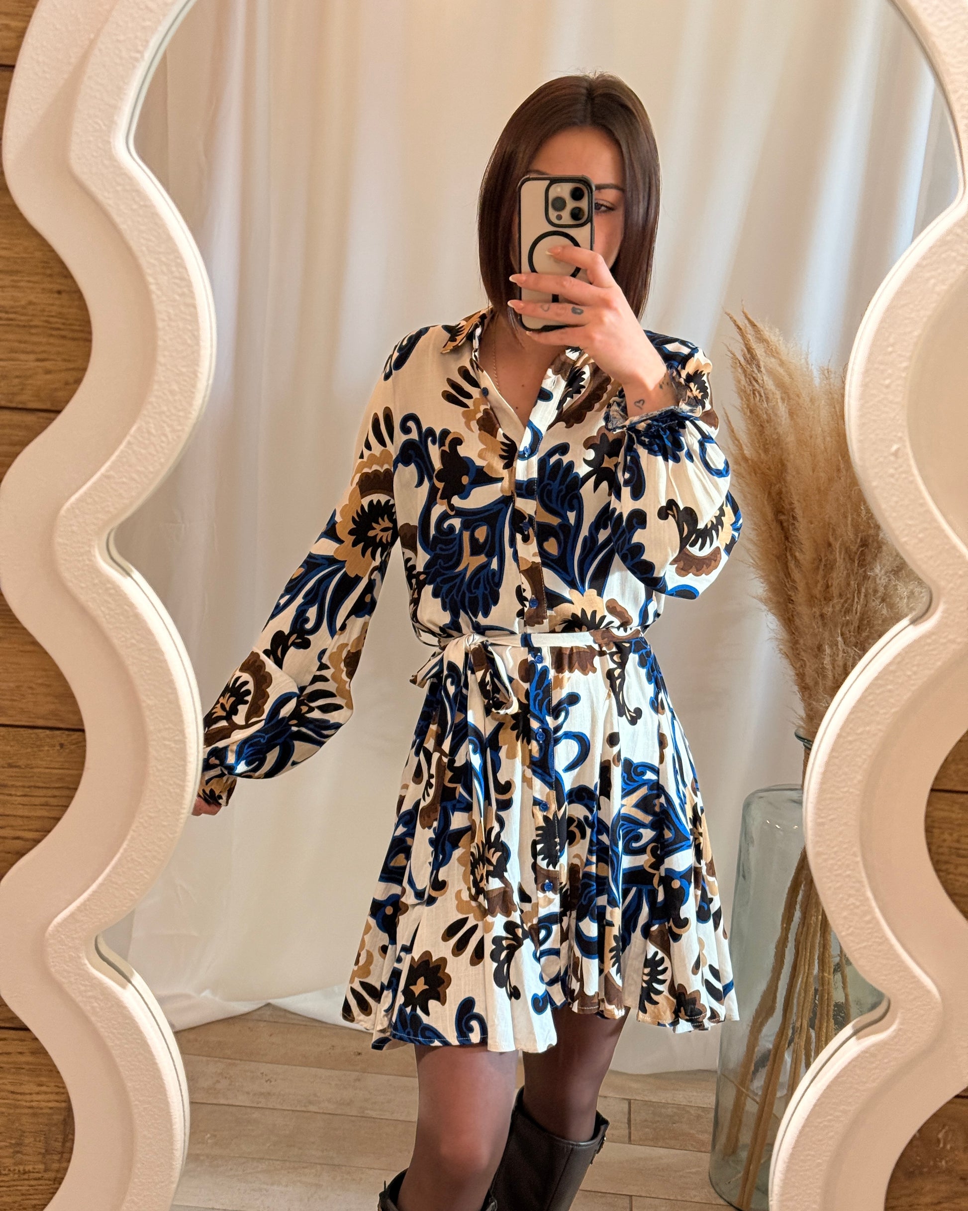 Robe fluide bleue et camel avec ceinture, coupe évasée – Nouvelle collection La Maison de Manon
