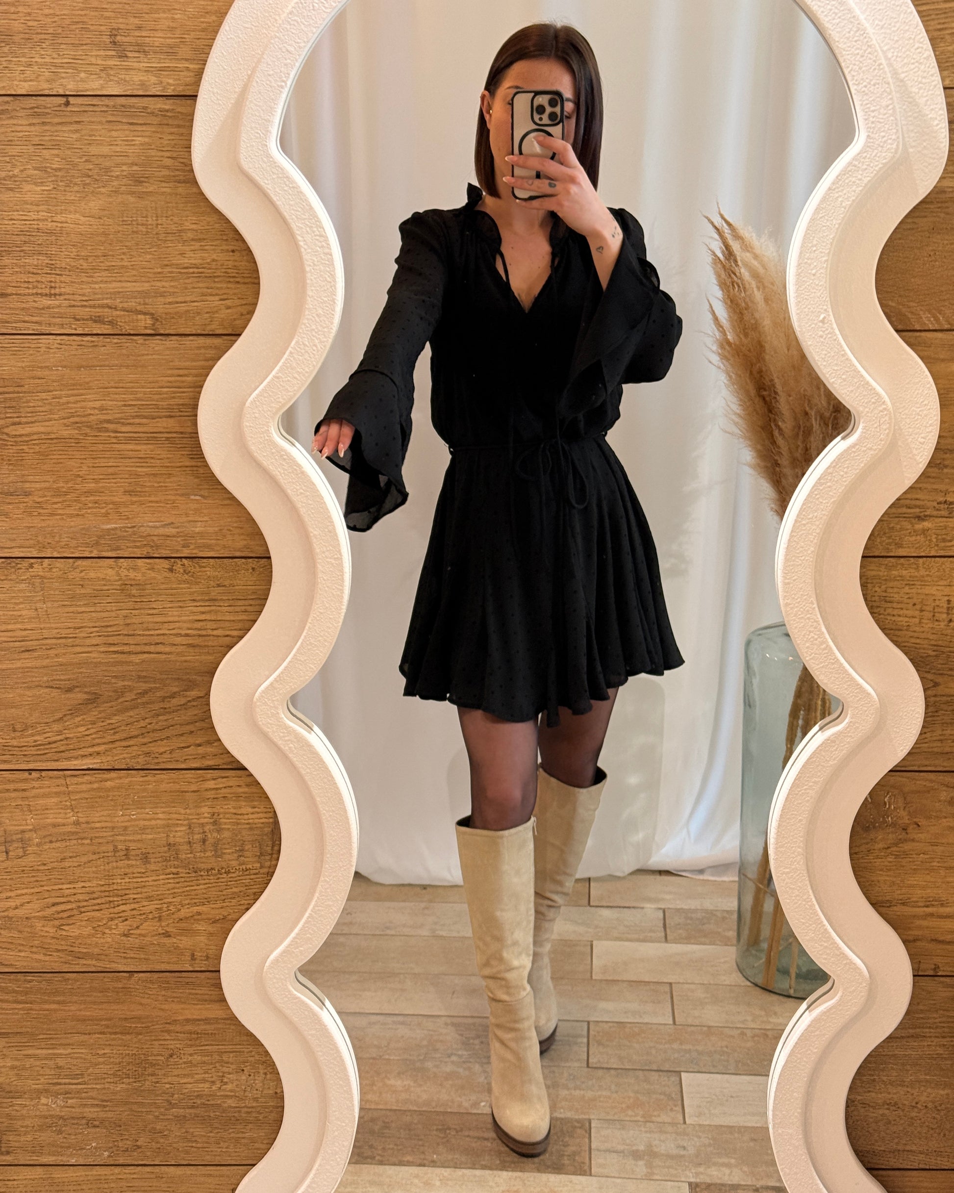 Robe noire fluide à pois, manches évasées, portée avec bottes – La Maison de Manon