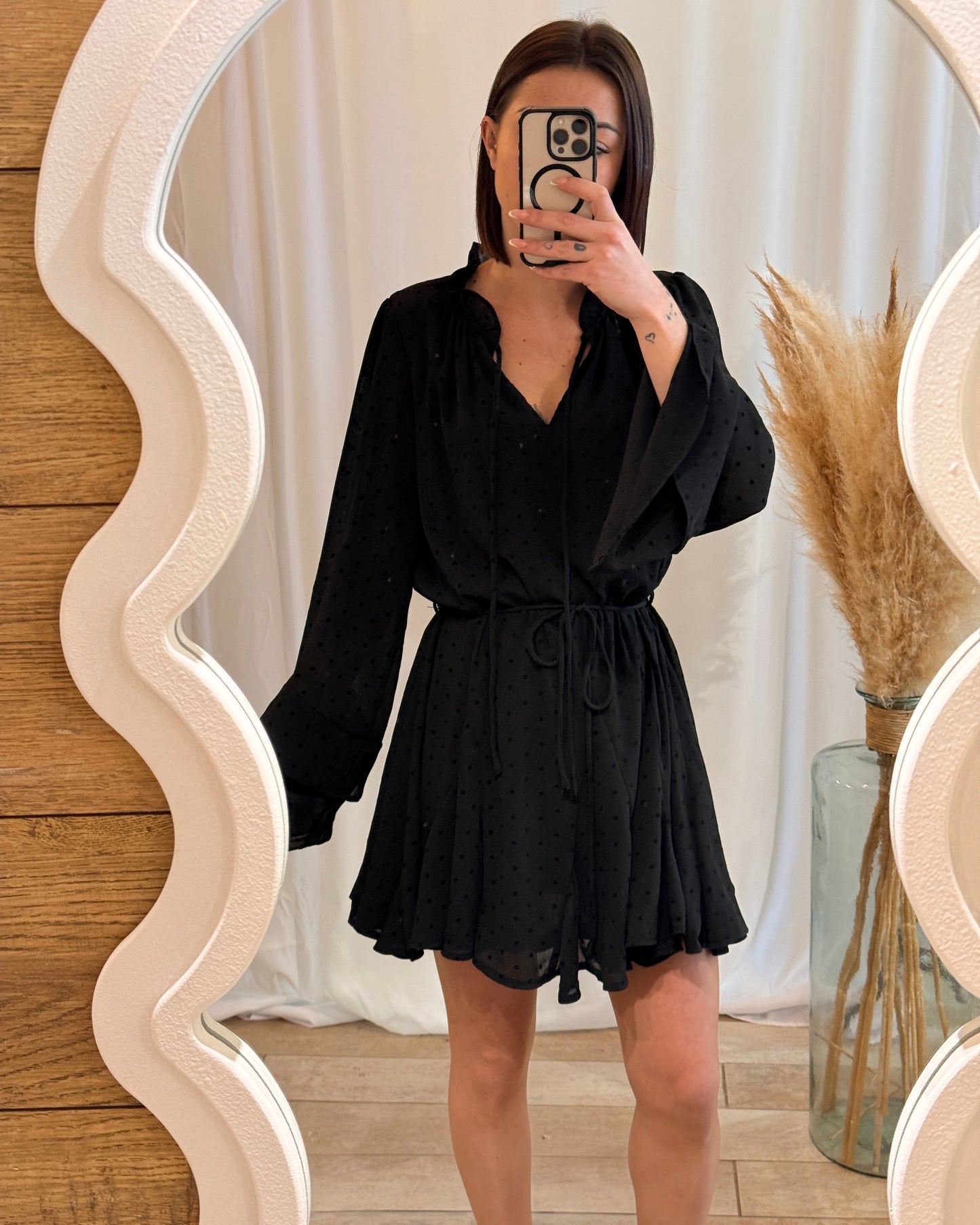 Robe noire à pois, décolleté V avec cordon et manches larges – La Maison de Manon