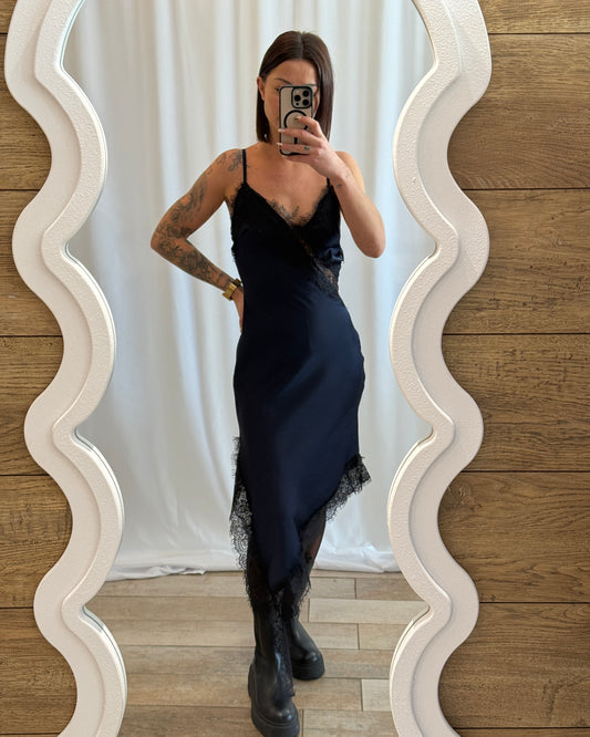 Robe nuisette satin bleu nuit et dentelle noire - La Maison de Manon