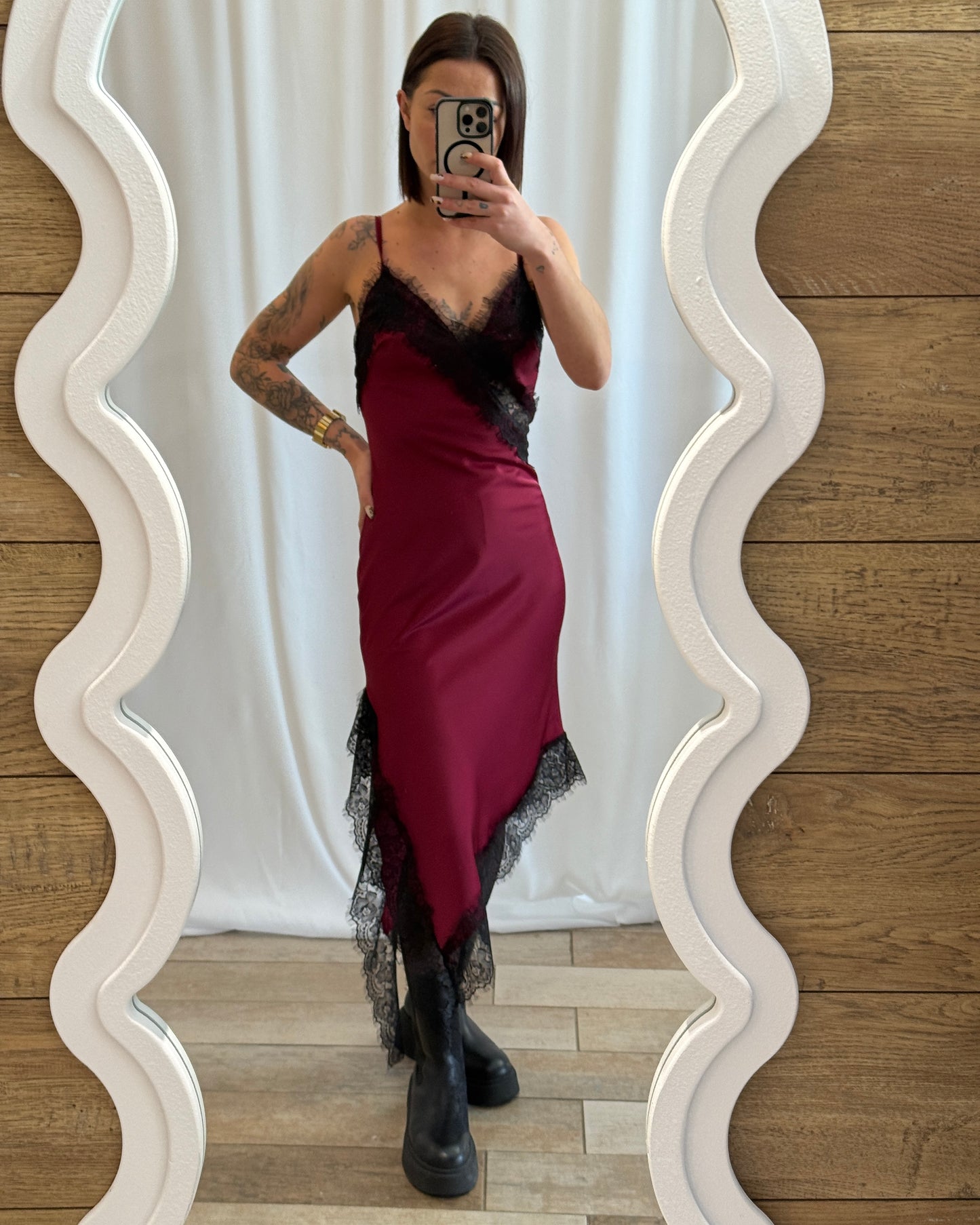 Robe nuisette satin bordeaux dentelle noire - La Maison de Manon