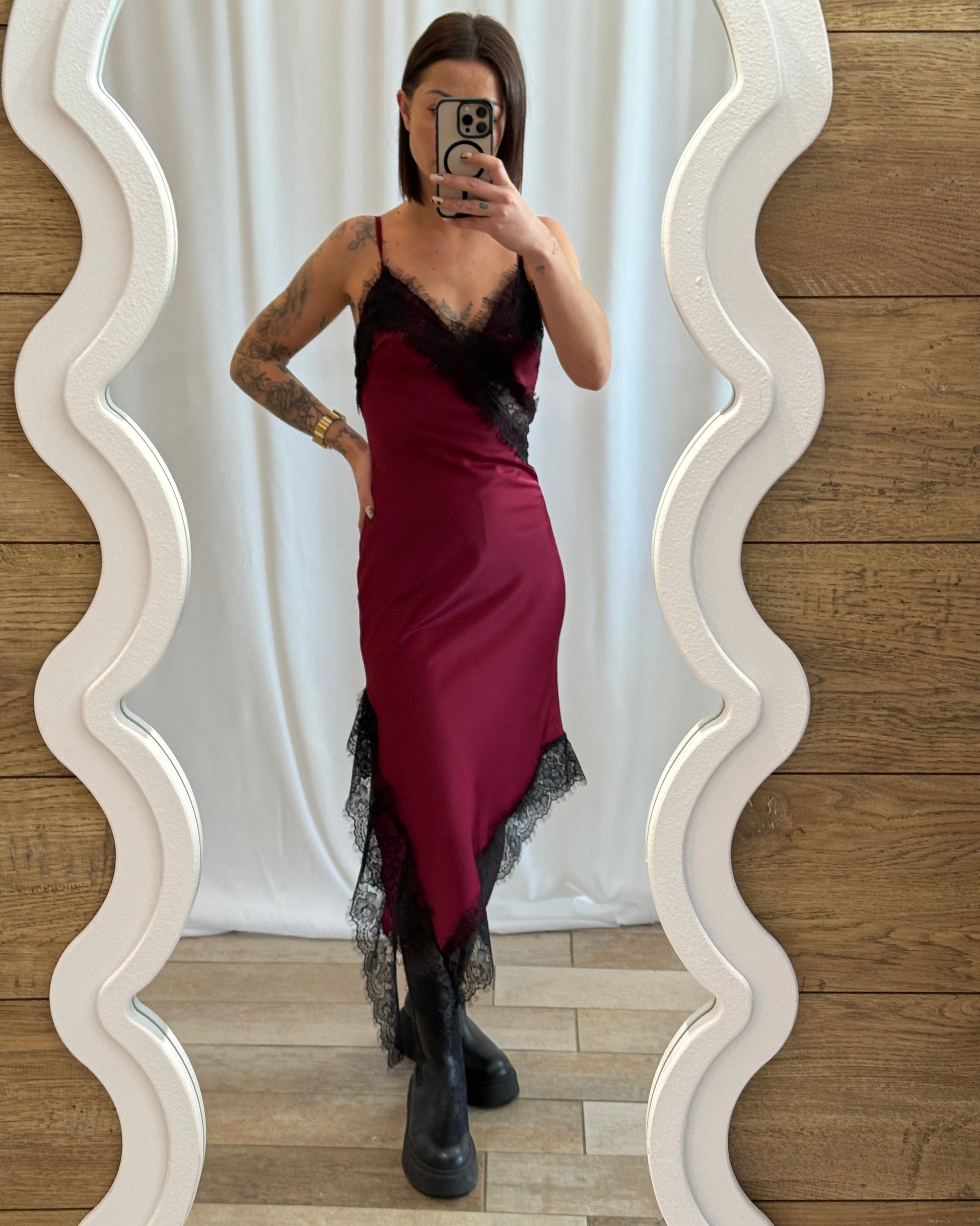 Robe nuisette satin bordeaux dentelle noire - La Maison de Manon