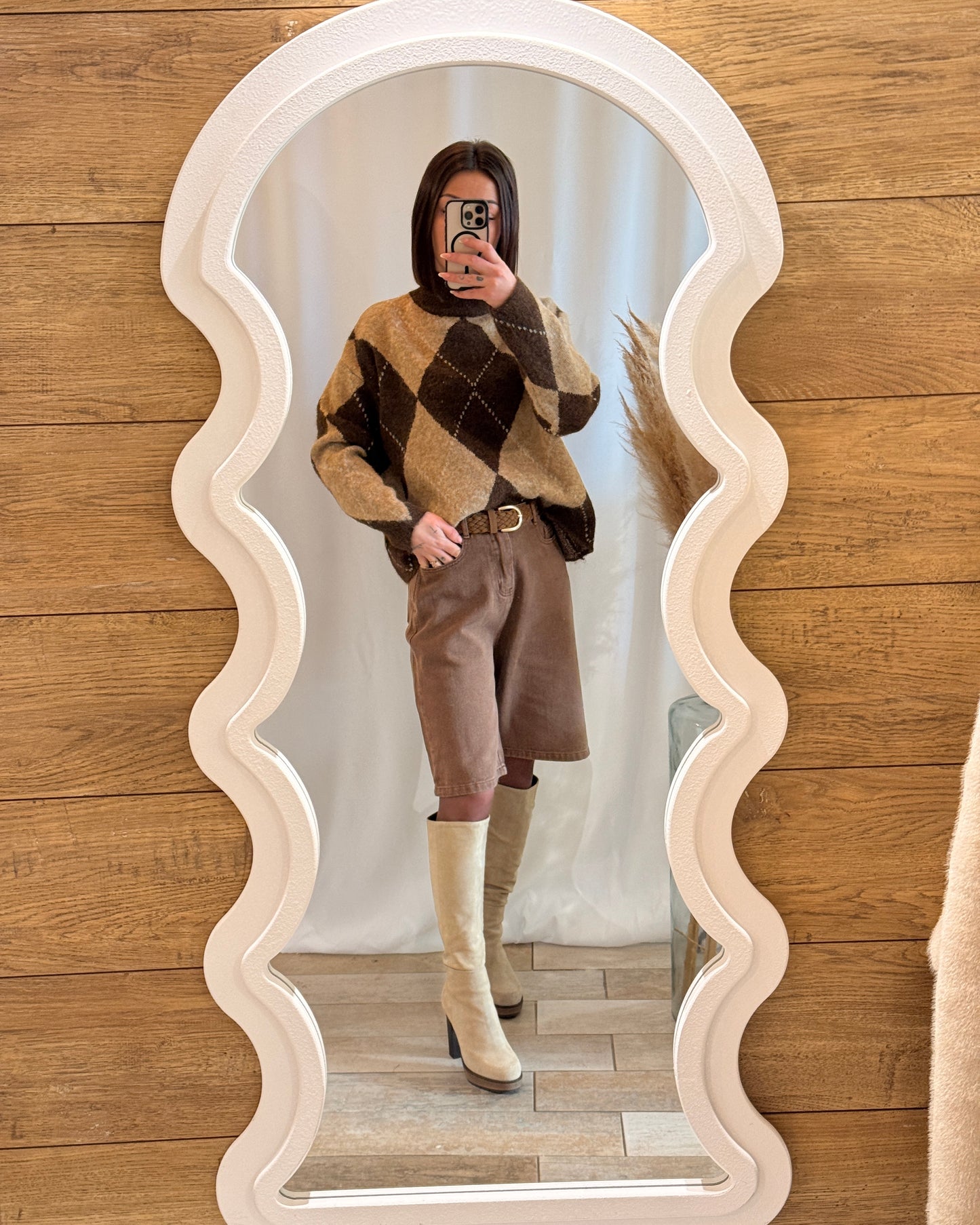 Short jean marron style bermuda porté avec bottes noires – La Maison de Manon