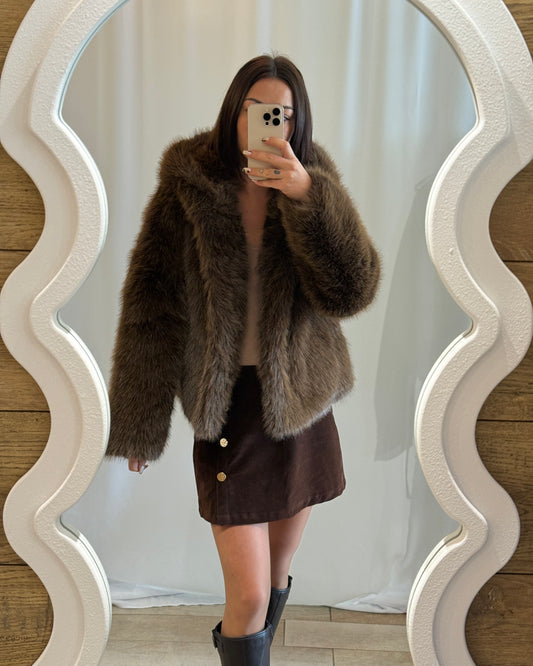 Veste courte en fausse fourrure marron – La Maison de Manon