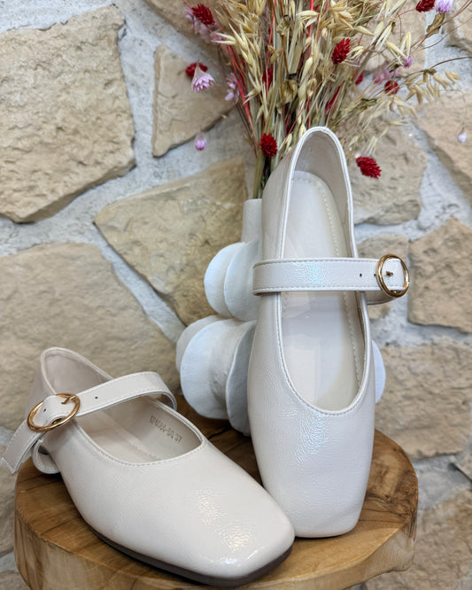 ballerines mary jane blanches femme avec bride et boucle dorée