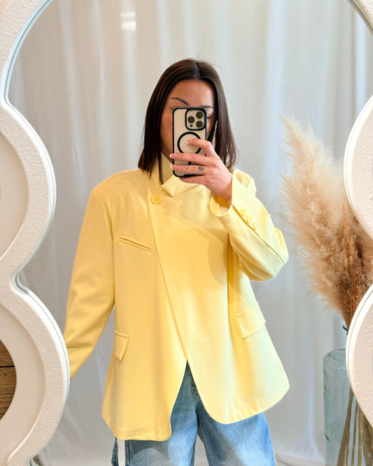 Blazer femme jaune pastel chic porté avec jean