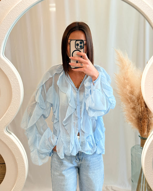 Blouse femme bleu ciel à volants portée avec jean