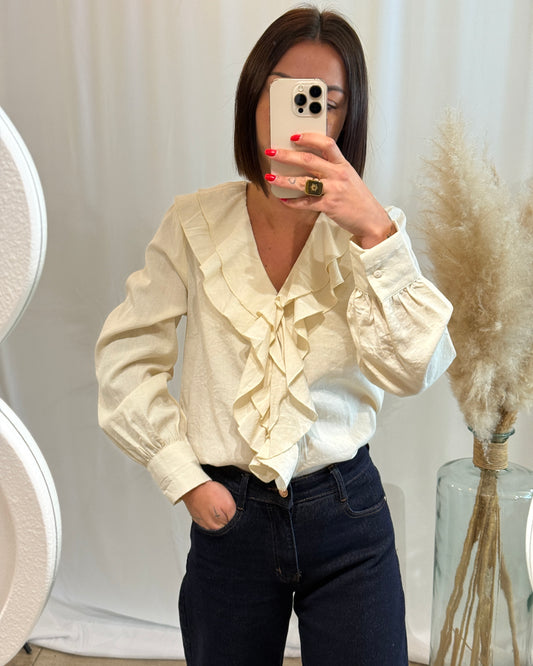 blouse écru avec volant sur le col la maison de manon