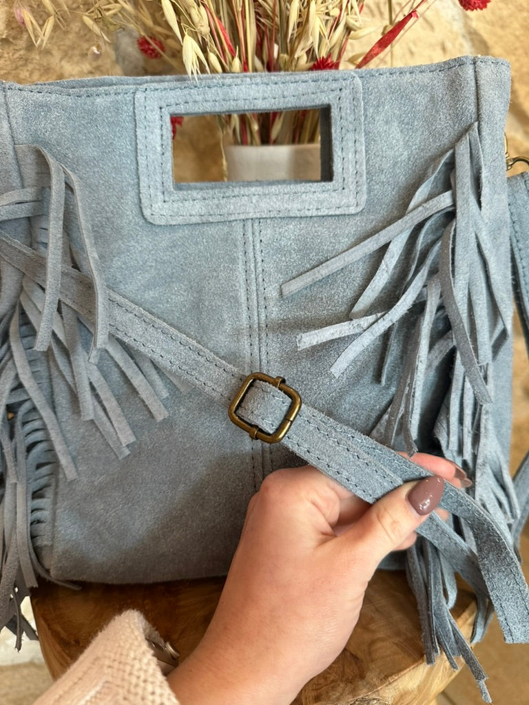 détails bandoulière sac à franges bleu en cuir