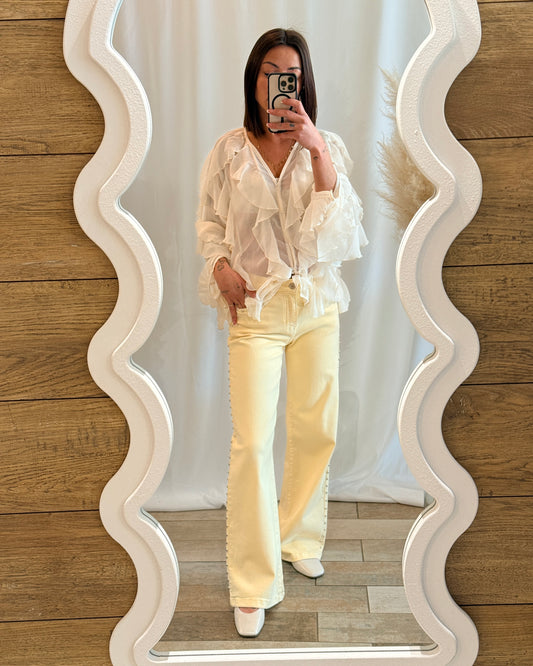 Jean flare écru à clous vue face femme