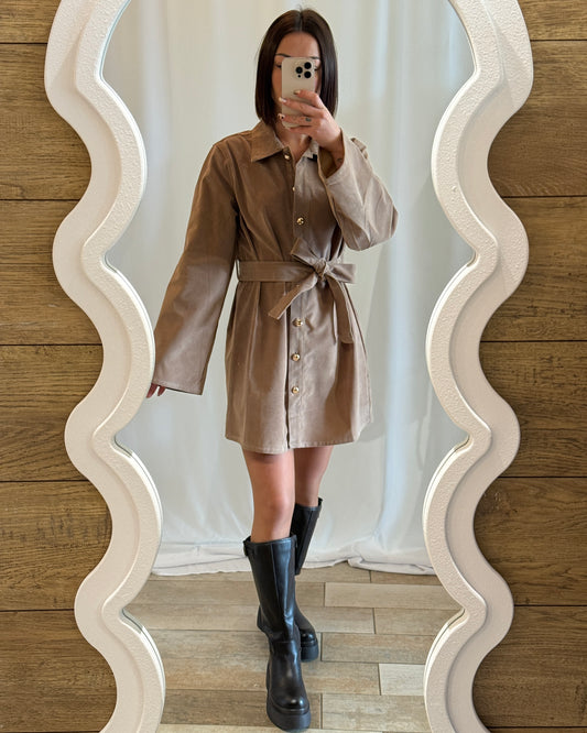 Robe chemise en suédine beige taupe – La Maison de Manon