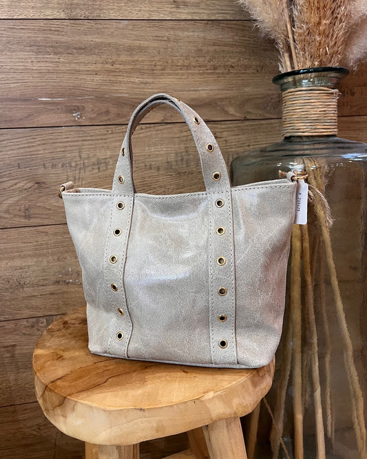 Sac en cuir vernis beige avec œillets dorés – La Maison de Manon