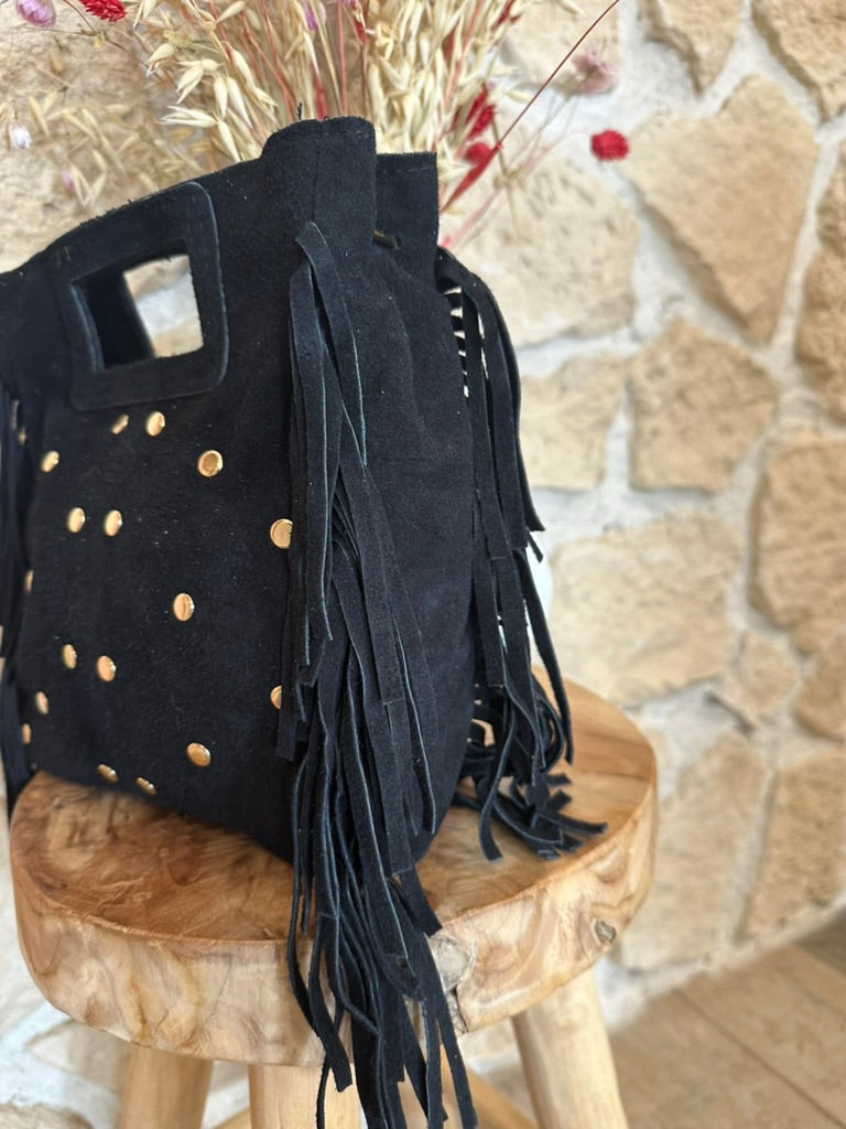  Détail des rivets dorés sur sac à main noir à franges