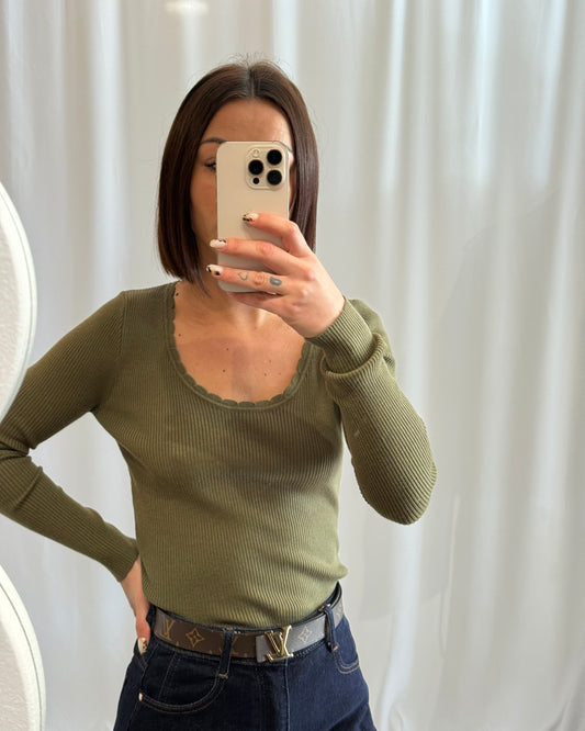 Sous-pull côtelé vert kaki – La Maison de Manon
